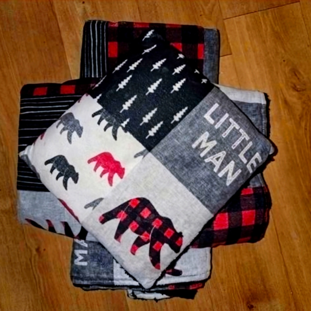 Baby bedding set, blanket, comforter and cushion Littleman from Bébé & Colori